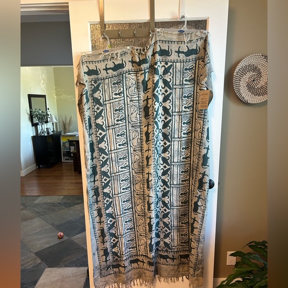 NWT: Beautiful Patterned Pashmina/Wrap by Cosmo’s - Picture 1 of 8